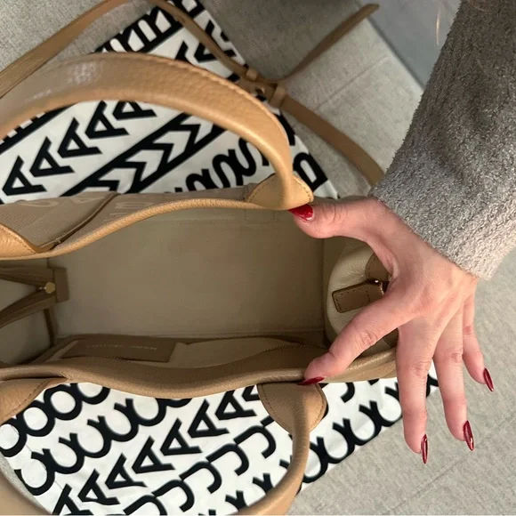 Marc Jacobs Medium Tan Leather Tote - Picture 10 of 11